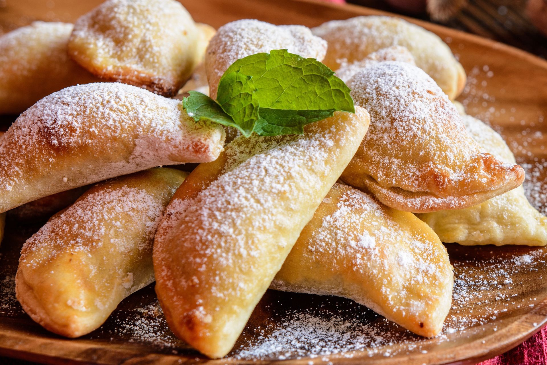 Zamiast zwykłych pierogów przygotowuję te kruche. Wychodzą delikatne i przepyszne