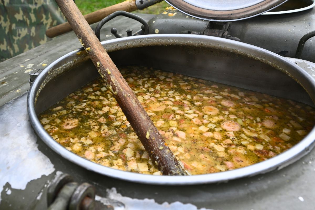 Plenerowy hit na mroźne dni. Po porcję tej zupy ustawiają się długie kolejki