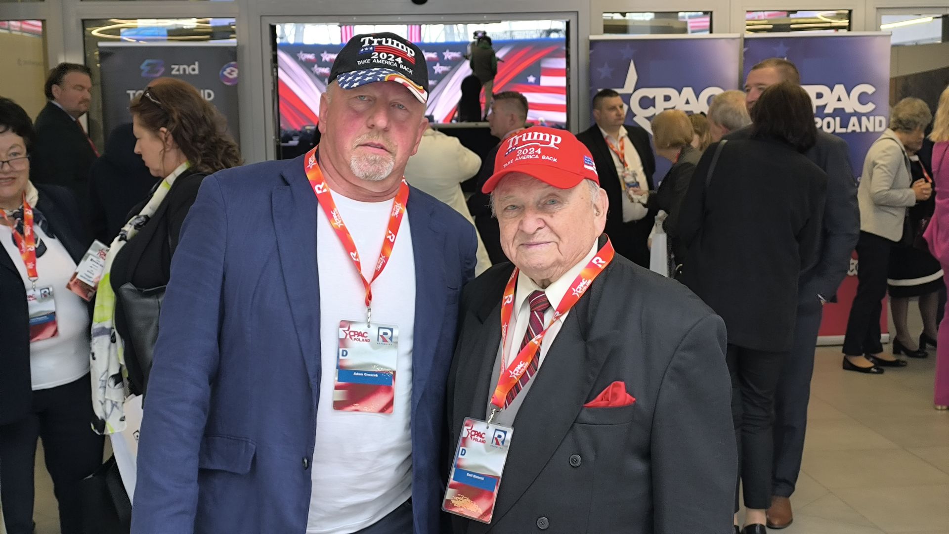 Sympatycy Trumpa i Nawrockiego w Rzeszowie. "Czarno to widzę"