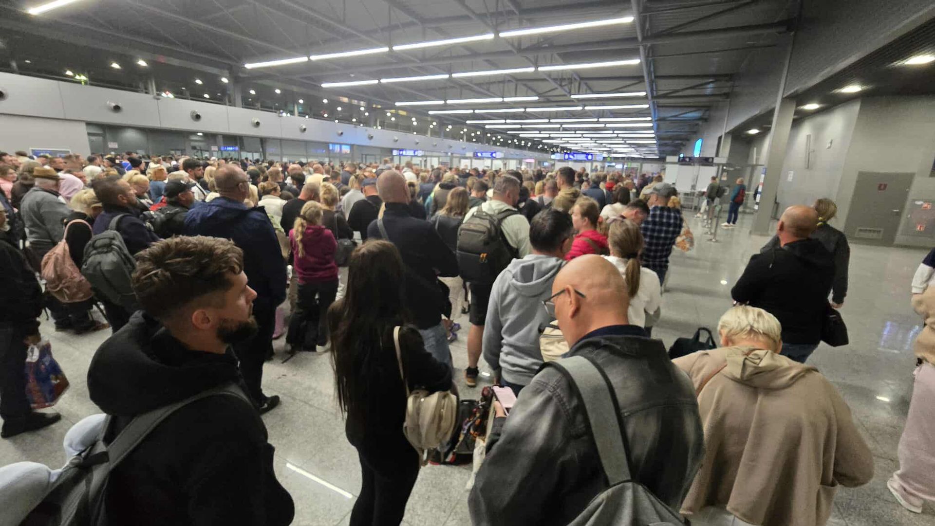 Czekali godzinami na odprawę paszportową. Tłumy na lotnisku w Polsce