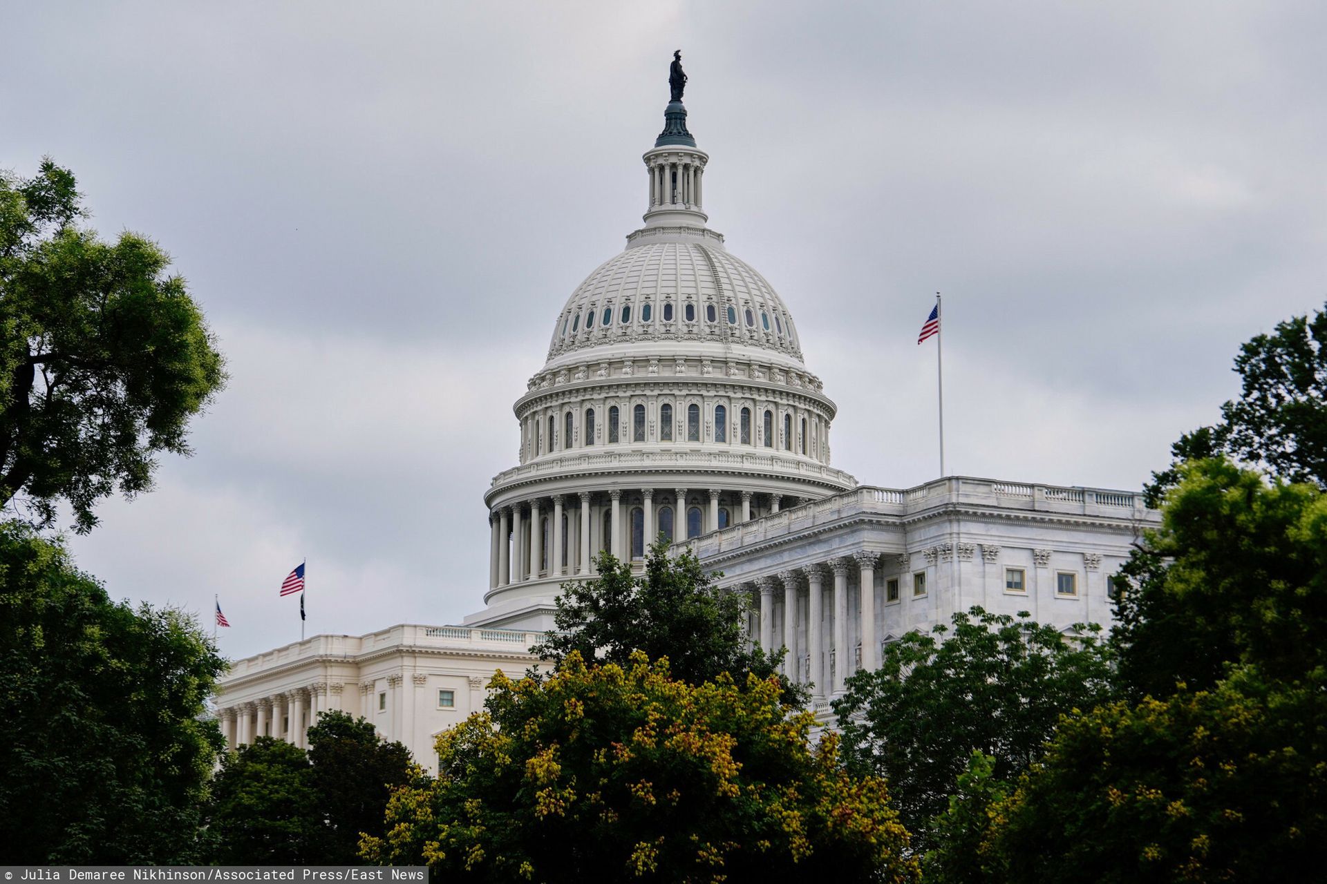Interwencja przed Kapitolem. W środku broń, łuk i strzała