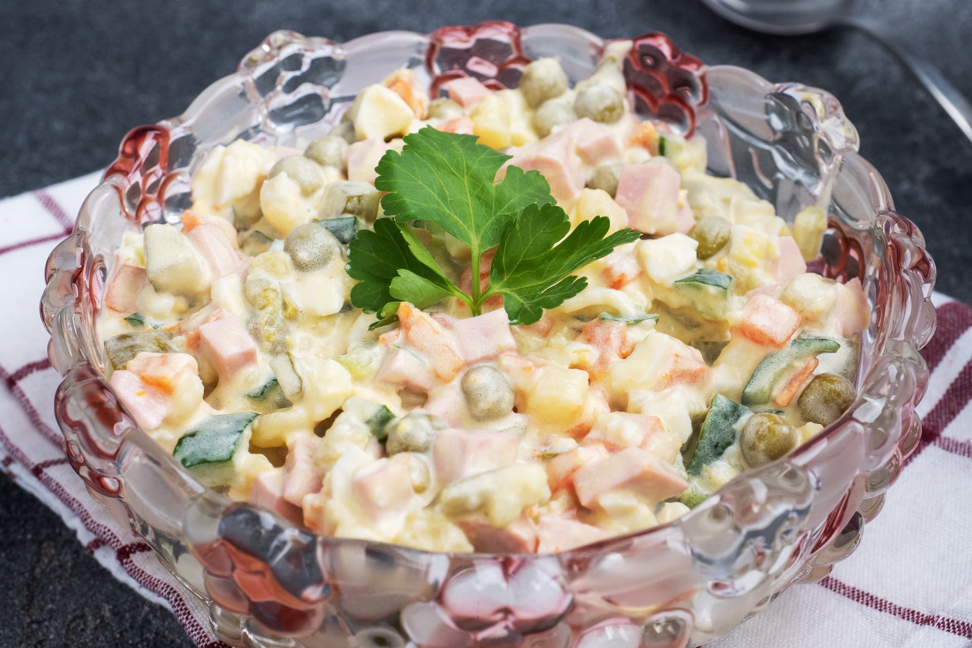 Sałatka klasztorna zrobi furorę na imprezie. Goście będą wyrywać sobie miskę z rąk