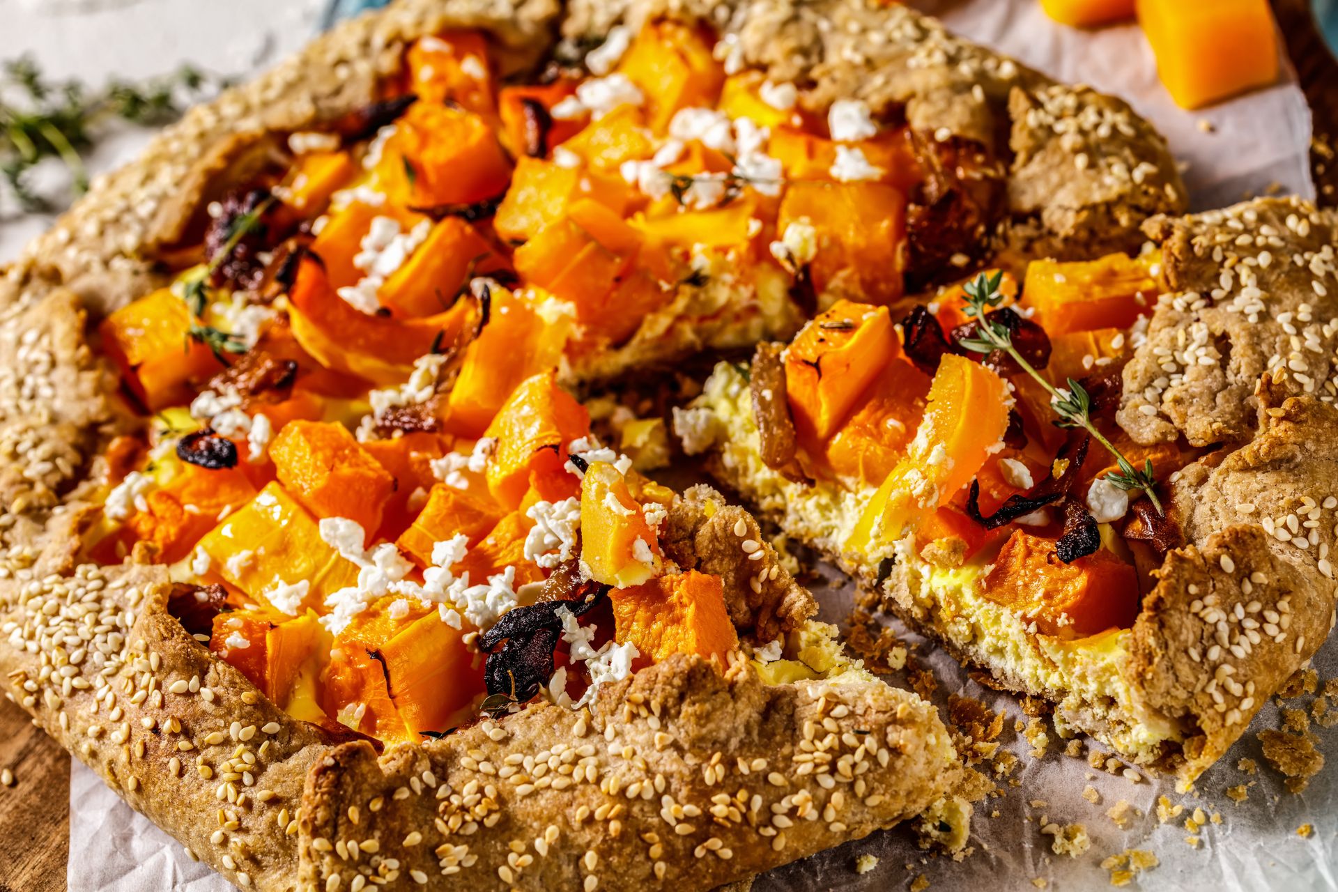 Sezonowe warzywo zapiekam w chrupiącym cieście. Wychodzi elegancka, francuska tarta