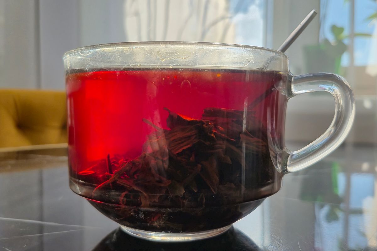 Wielu pije tę herbatę, myśląc, iż jest zdrowa. Może jednak zdewastować wątrobę