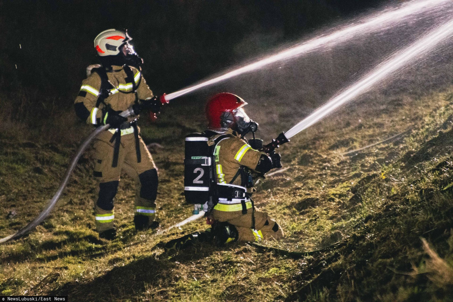 Pożar hali w Tomaszowie. W środku niebezpieczne gazy