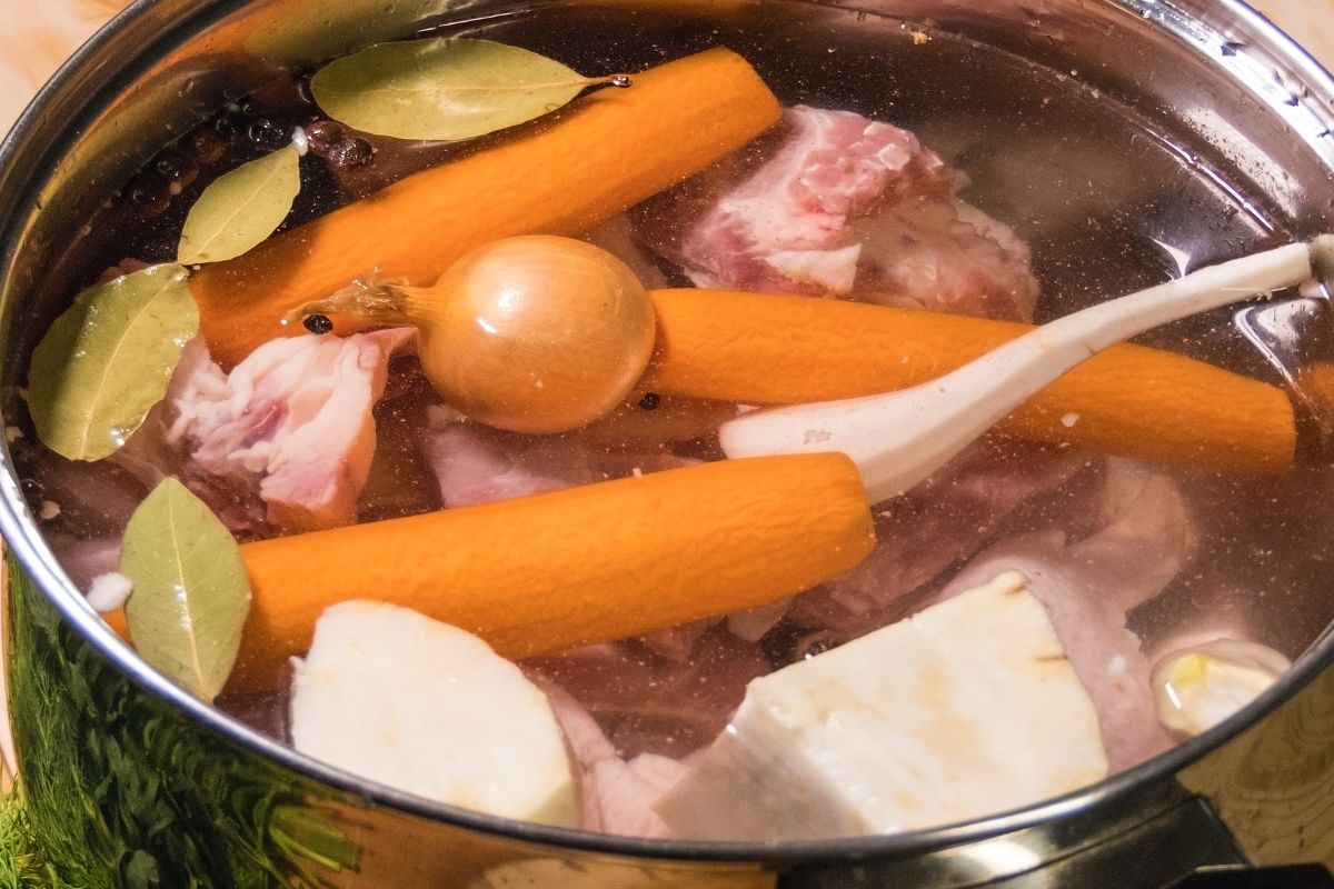 Najlepszy rosół wychodzi z tych mięs. Znany szef kuchni wymienia kilka rodzajów