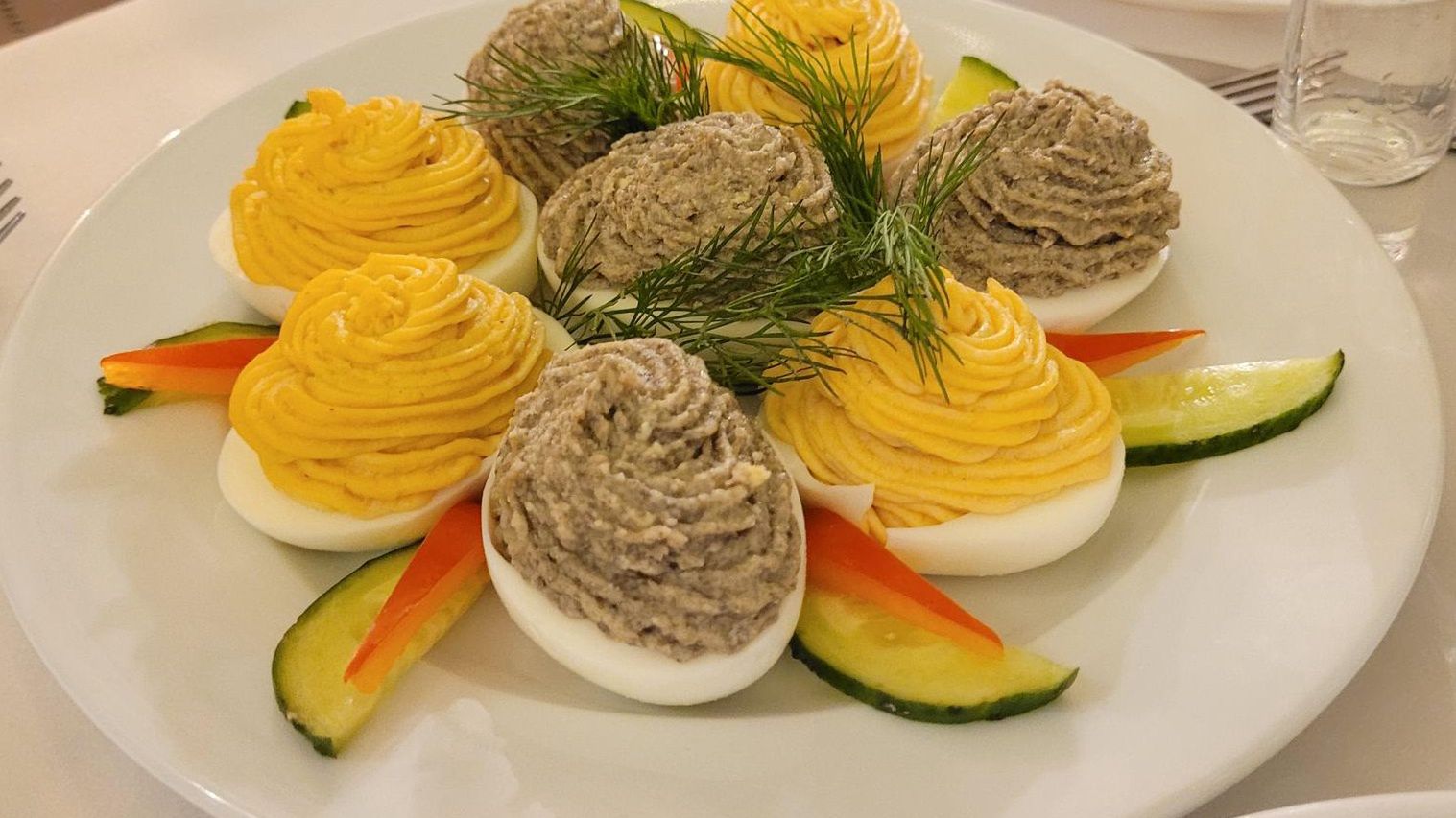 Ciocia podała jajka faszerowane na imieniny. Te dwa farsze sprawdzą się też na Wielkanoc