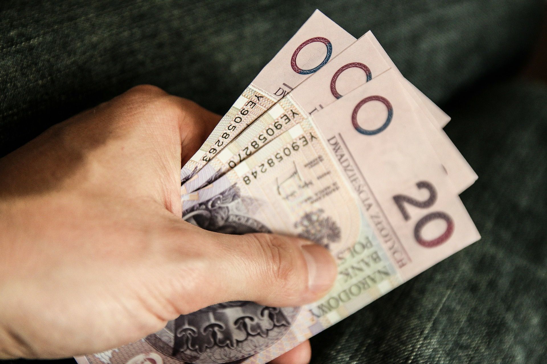 Nie płacił składek, przeszedł na emeryturę. Tyle dostaje "na rękę"