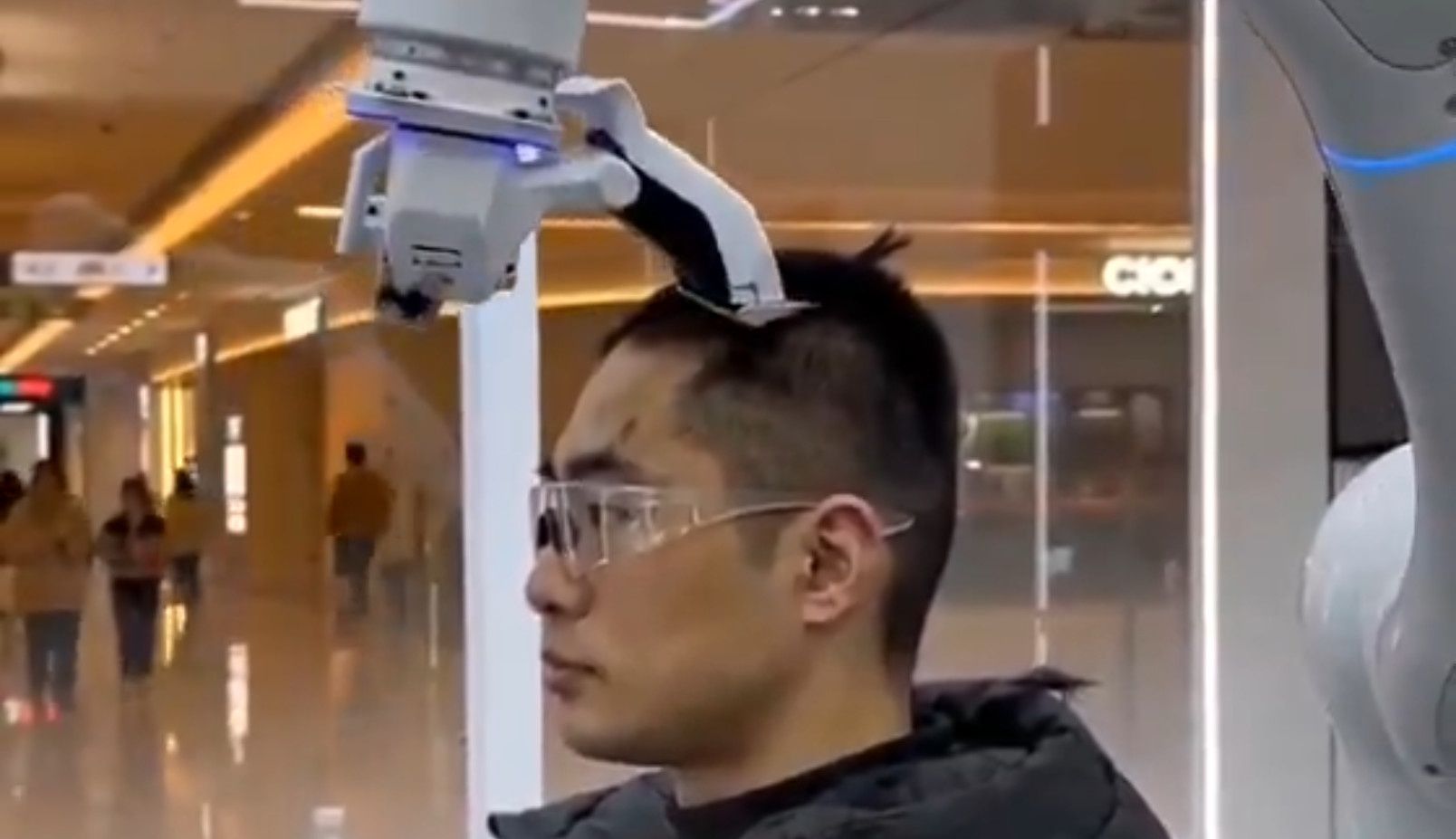 Robot-fryzjer już w Chinach. Czy to przyszłość salonów?