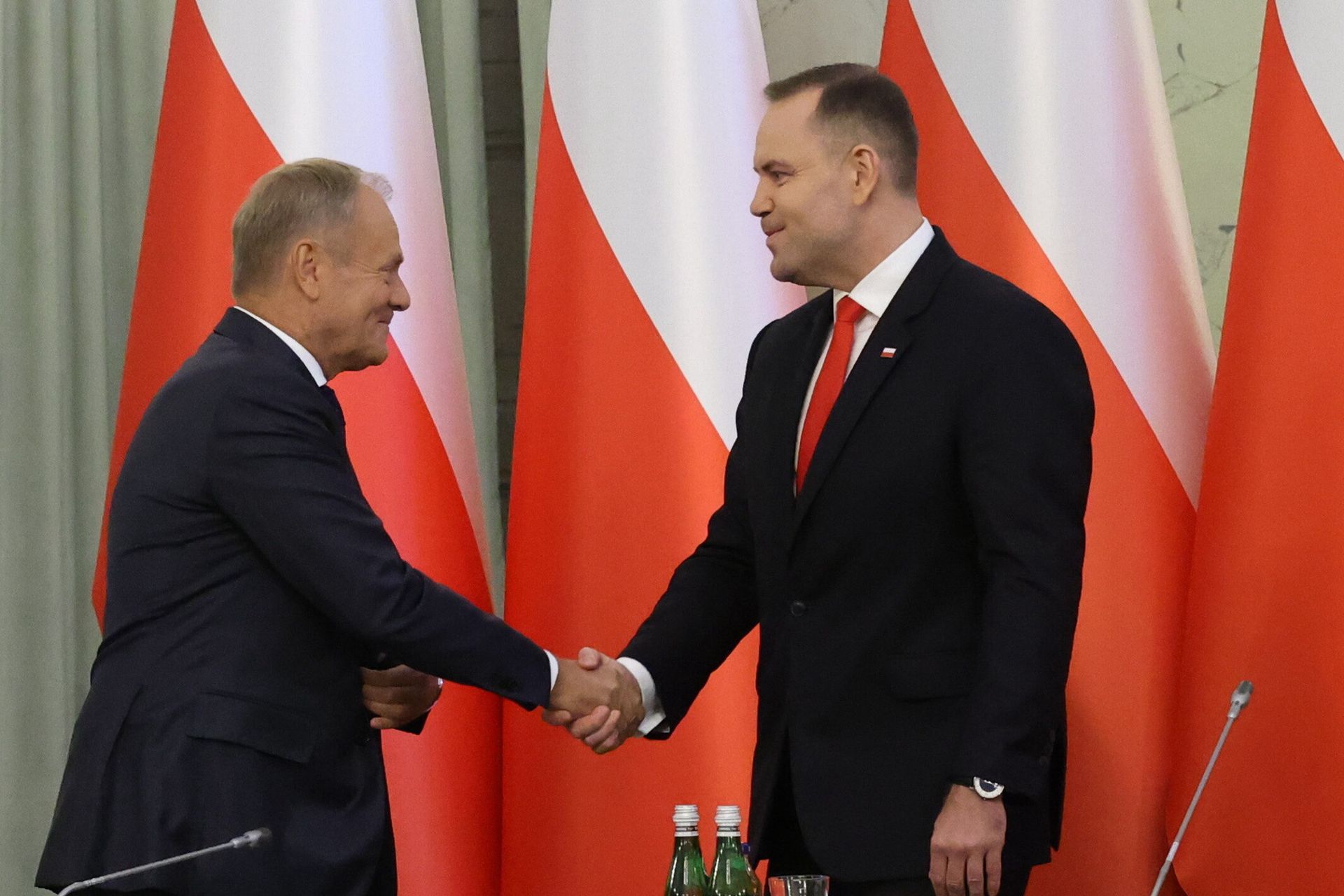 Kiedy robi się poważnie, teatr polityczny kończy się… na chwilę [OPINIA]