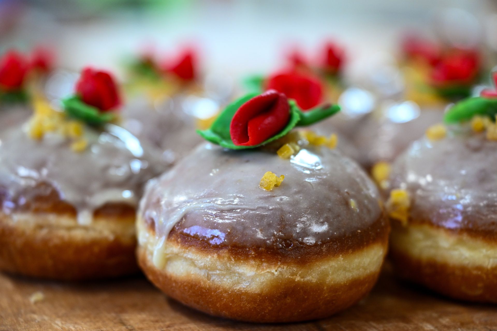 Uważaj co jesz. Cukiernik zdradza, co jest w tanich pączkach