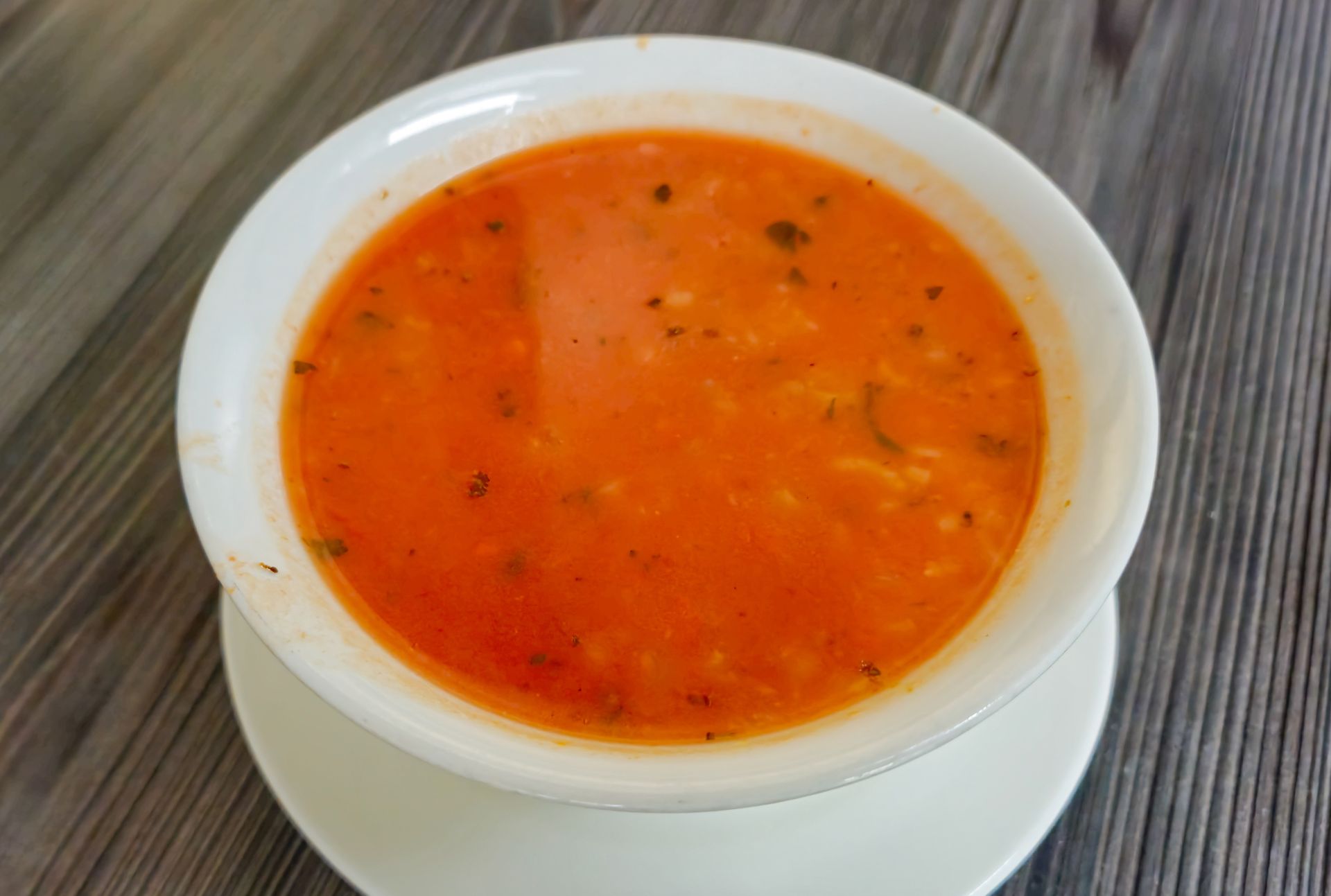 Ta kwestia dzieli Polaków. Pomidorowa z ryżem czy z makaronem jest zdrowsza?