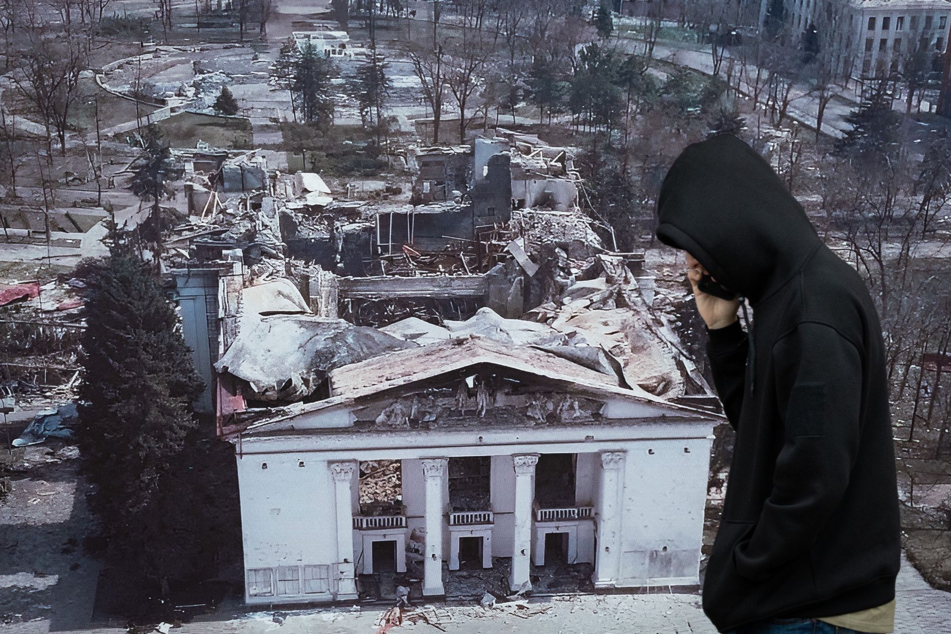 Wstrząsające doniesienia z Mariupola. Rosja bezcześci masowe groby
