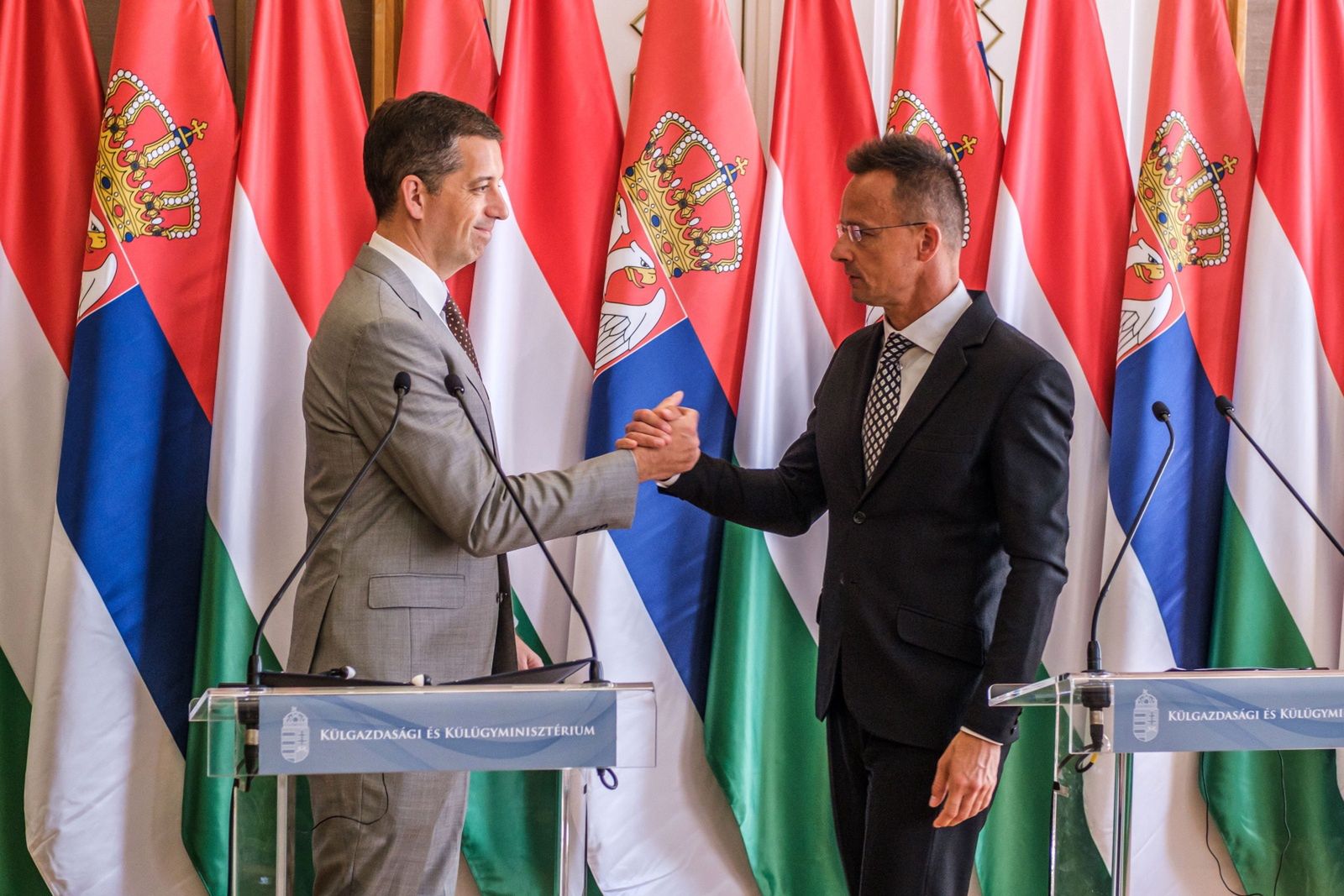 Szijjarto oskarża Brukselę: Chcą zmiany rządów na Węgrzech i w Serbii