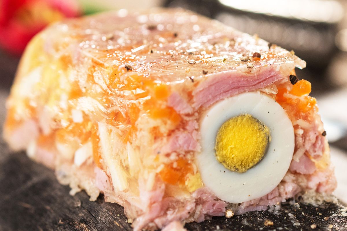 Zamiast kupować wędlinę na kanapki, robię salceson z jajkiem. Tak pyszny, iż znika w mig