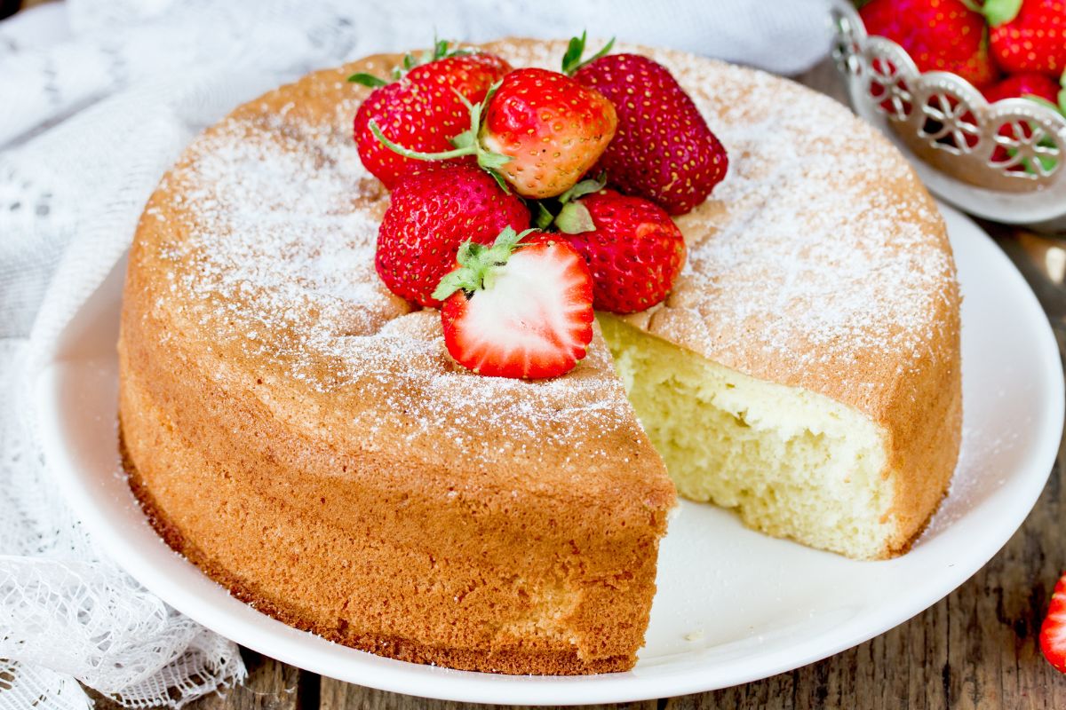 Nie potrzebujesz miksera. Puszysty biszkopt maderski zrobisz choćby manualnie