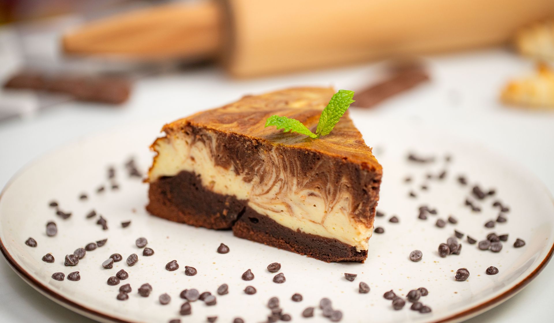 Już nie musisz wybierać pomiędzy sernikiem a brownie. Ten wypiek to duet idealny