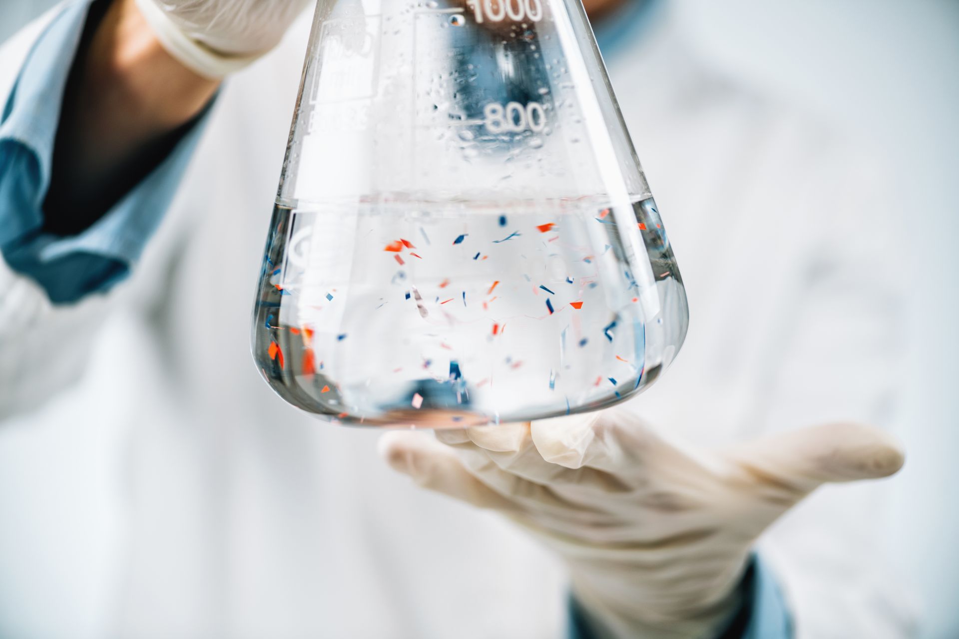 Odkryli niepokojący skutek nanoplastiku. Chodzi o wodę pitną