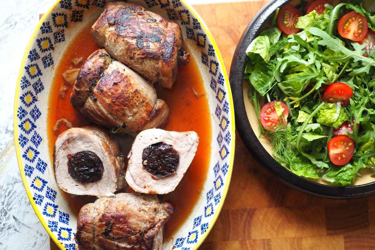 Polędwiczki wieprzowe faszerowane śliwkami w miodzie. Aromatyczna elegancja na talerzu według Jakuba Kuronia