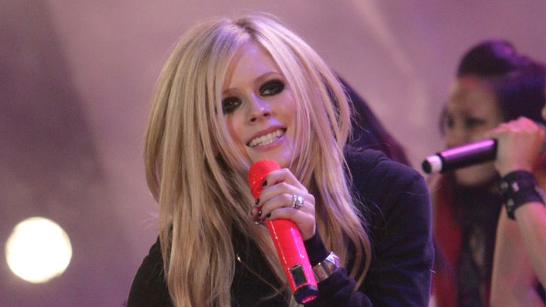 Avril Lavigne ma dziś 41 lat. Jak wygląda? Internauci stworzyli teorie spiskowe, iż gwiazda nie żyje i zastąpiła ją SOBOWTÓRKA