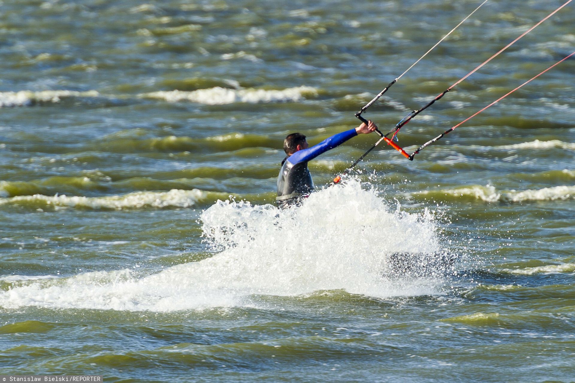 Jastarnia: tragedia na plaży. Kitesurfer upadł z dużej wysokości
