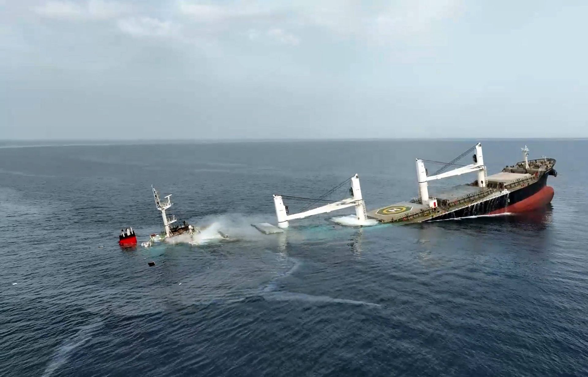 Huti znów zaatakowali. Statek zatopiony, część załogi porwana