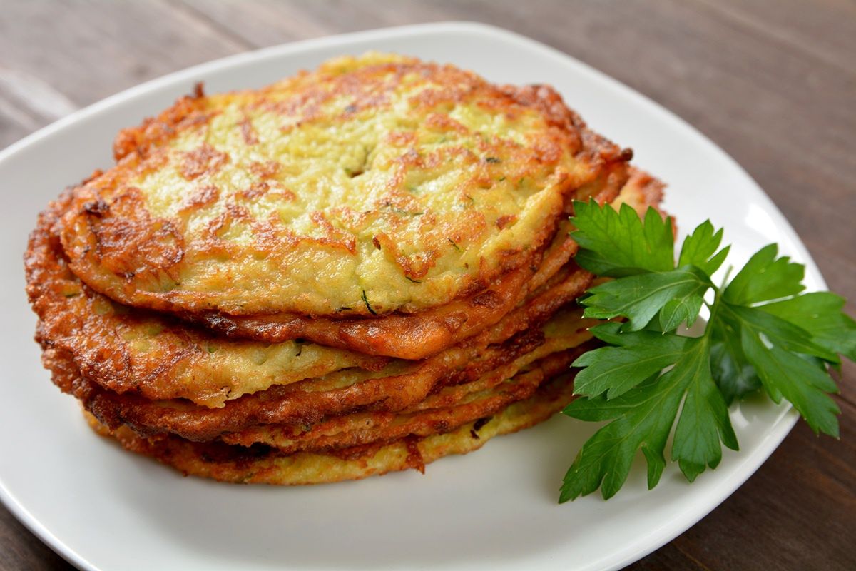 Dodaj to do placków ziemniaczanych. Będą złociste i lekkie jak nigdy