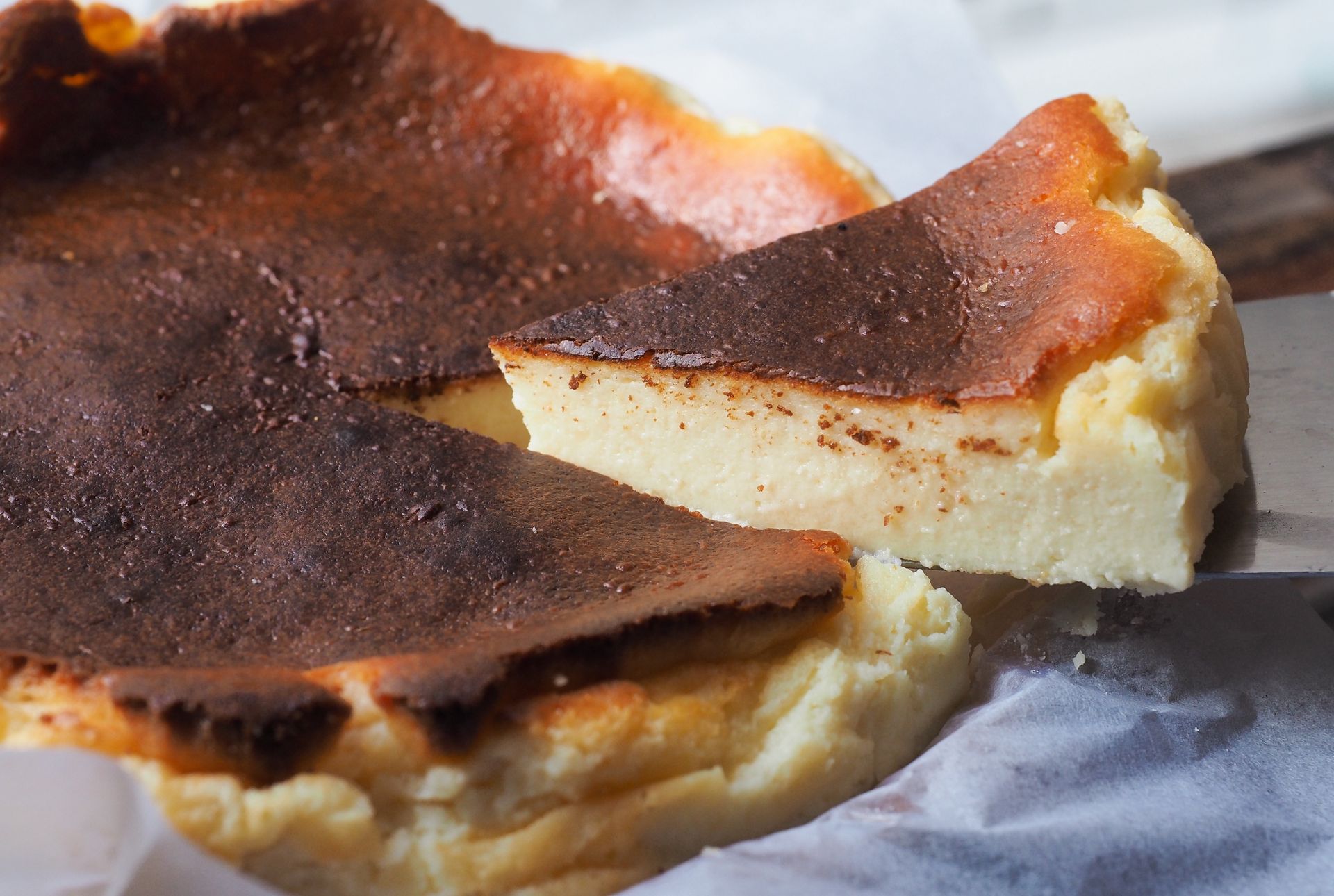 Ten twaróg jest najlepszy do sernika. Ciasto wyjdzie kremowe, puszyste i wilgotne