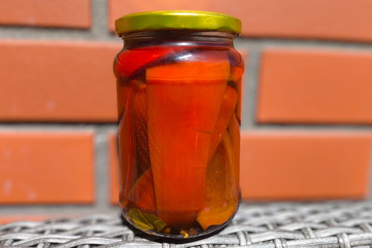 Paprykę kroję i zalewam prostą zalewą. To najlepszy dodatek do sałatek i kanapek