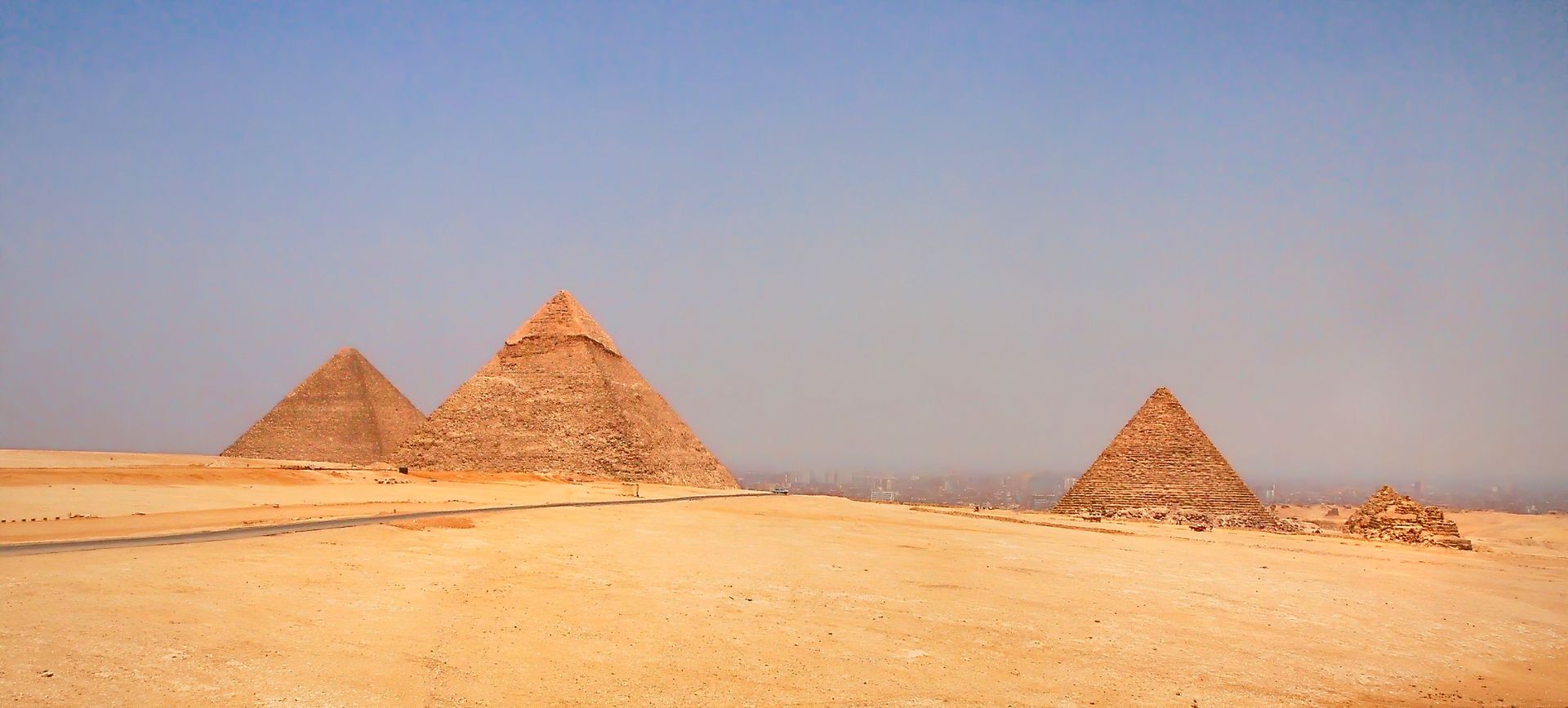 Tajemnice budowy piramid w Gizie. Jak powstały te struktury?