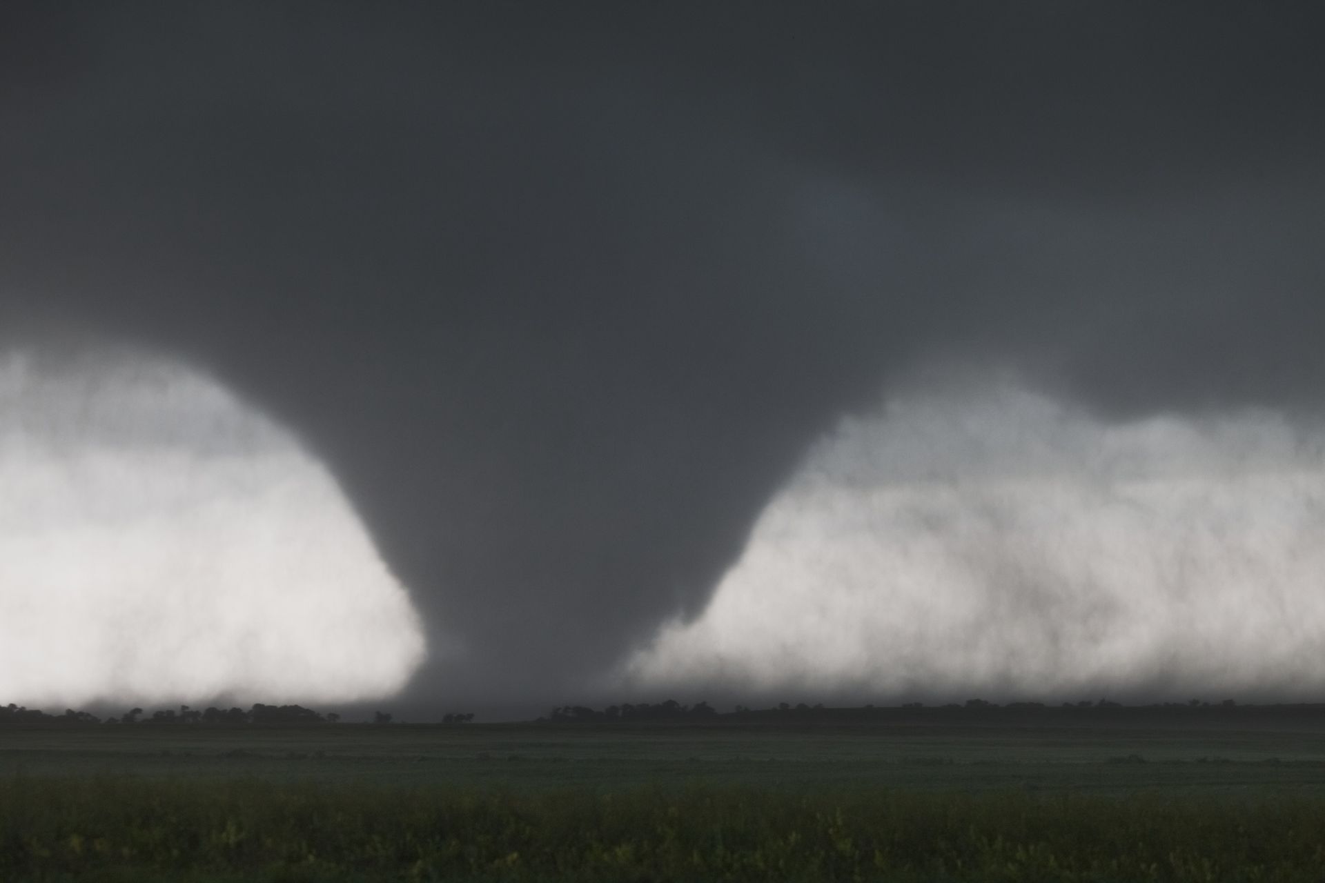 Tornado w Chinach porwało mężczyznę z 12. piętra. Razem z meblami i oknem