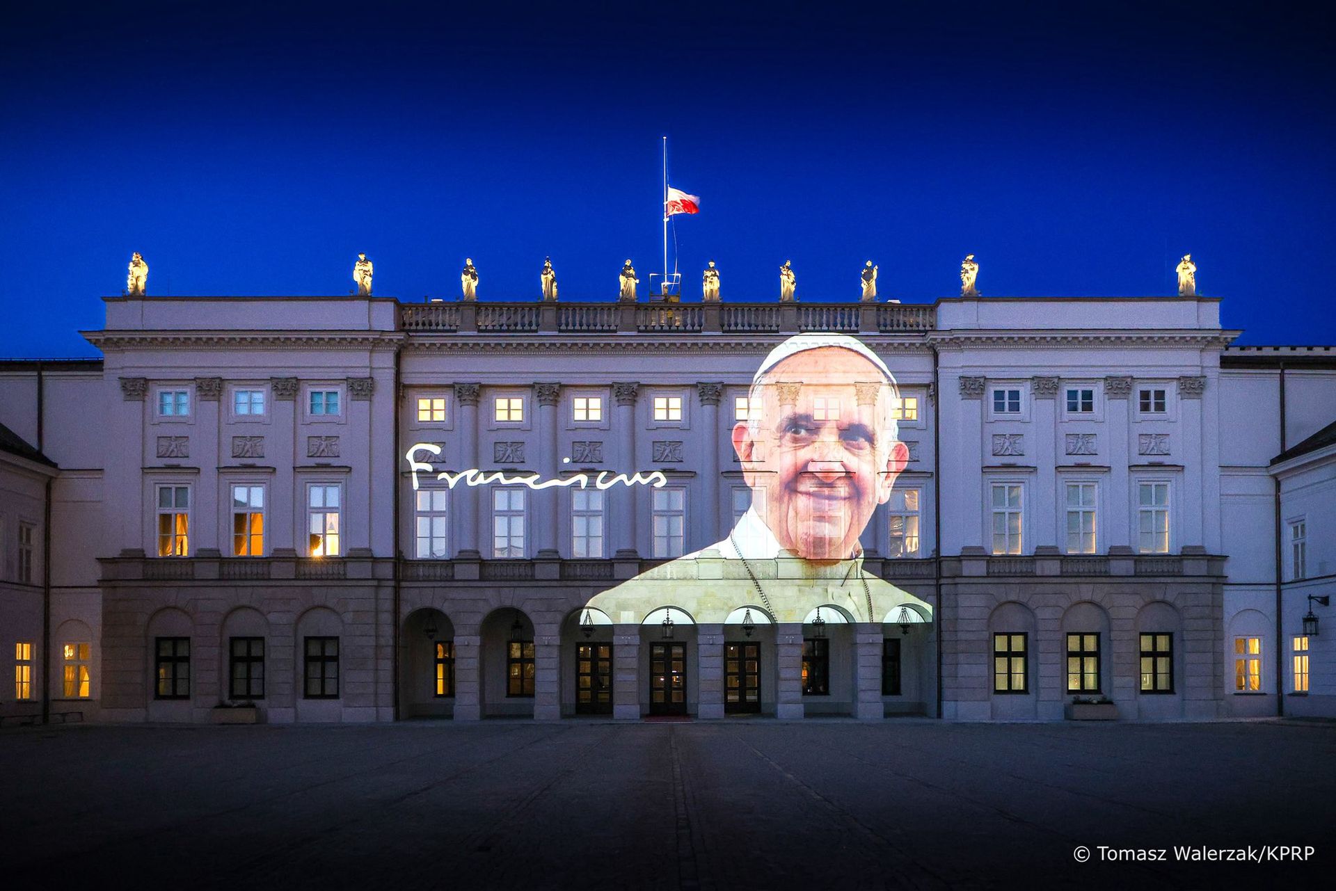 Prezydent oddał hołd Franciszkowi. Pojawiła się wielka iluminacja