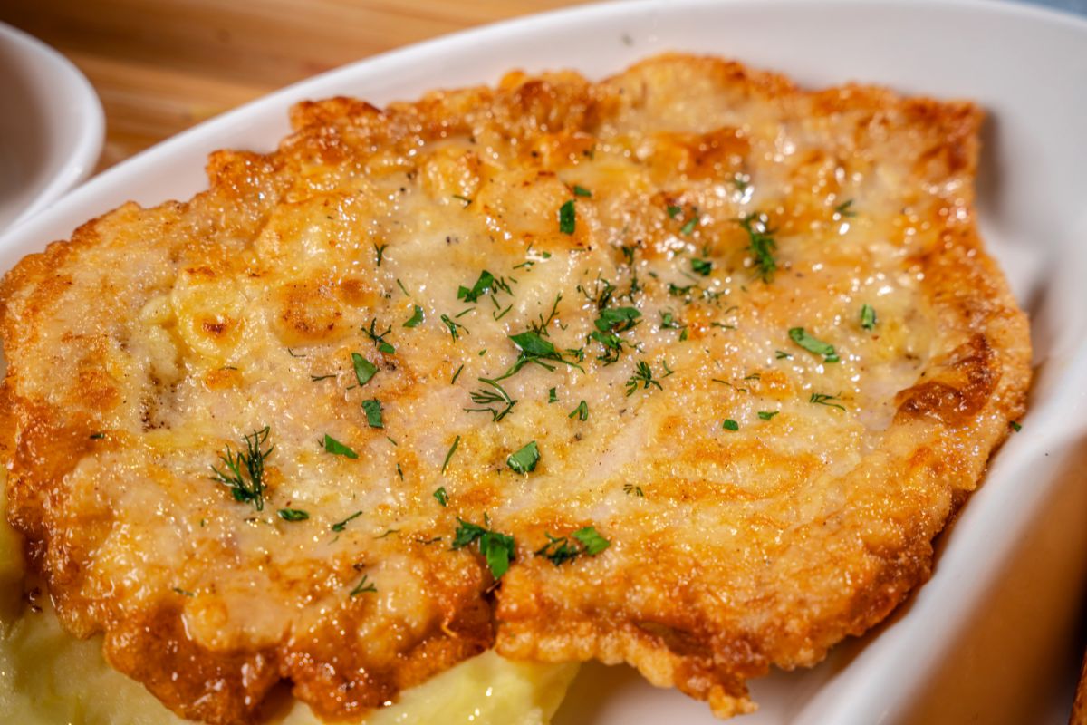 Panierka odpada jak stara farba? Przetestuj prosty patent na idealne kotlety schabowe