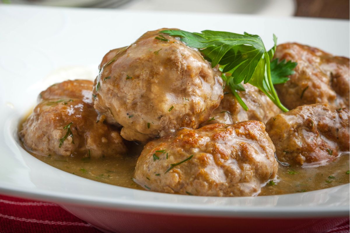 Zamiast smażyć, zatapiam mielone w aromatycznym sosie. Rodzina błaga o dokładkę