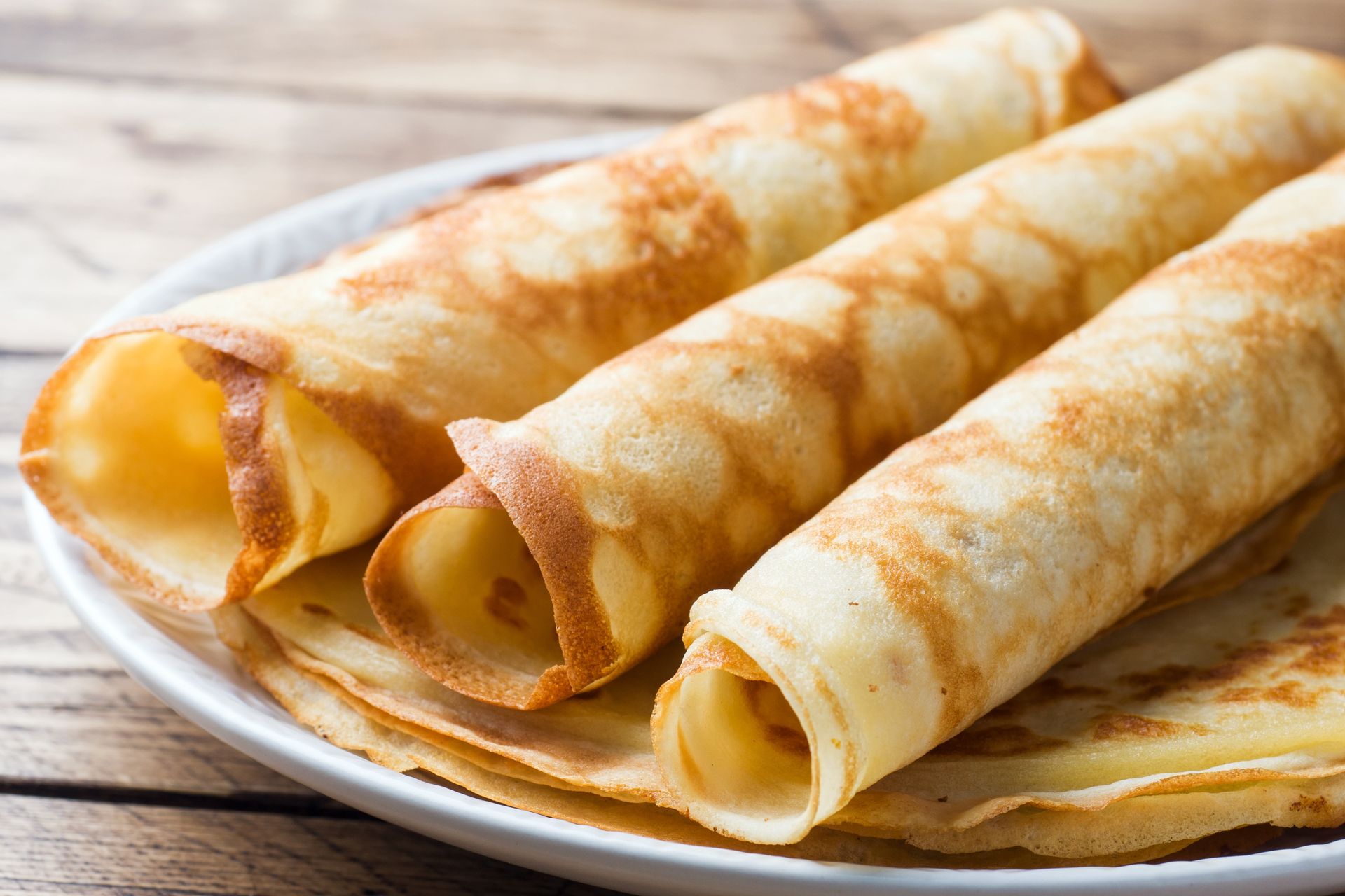 Tak zrobisz cieniutkie naleśniki, które nie będą się rozwalać. Najlepszy sposób