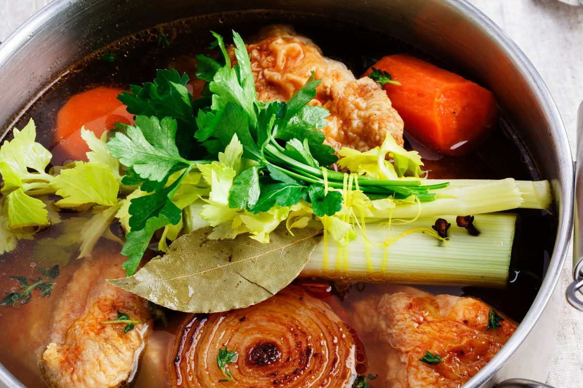 Czy gotowanie rosołu z pokrywką jest dobre? Rozwiewamy wątpliwości raz na zawsze