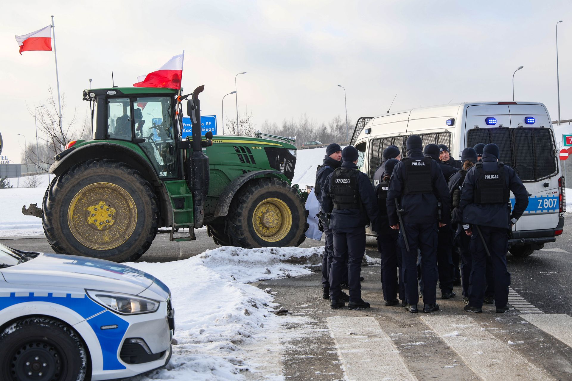 Rolnicy ominęli policyjną blokadę. Musieli zawrócić
