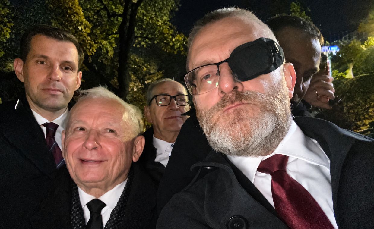 Malarz zamieścił zdjęcie z Gargamelu przed Trybunałem Konstytucyjnym