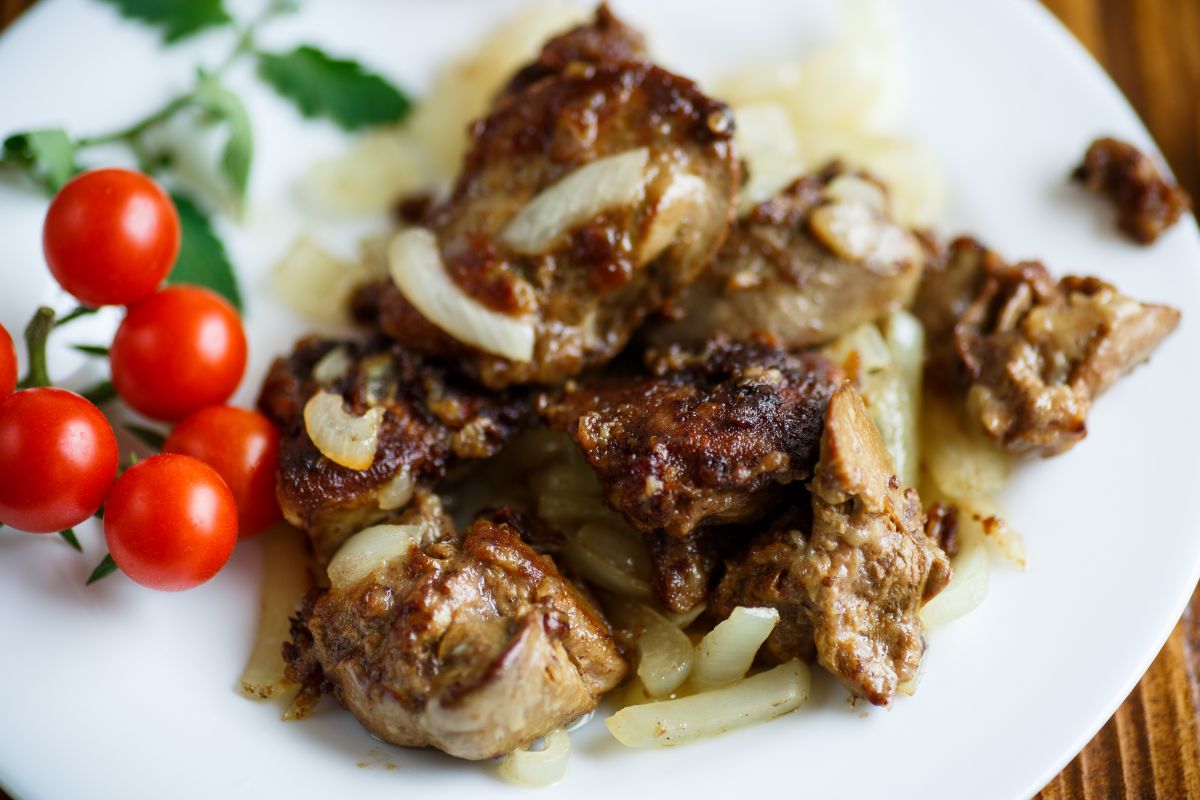 Nigdy więcej gorzkiej i twardej wątróbki. Wystarczy wymoczyć ją w tym napoju zamiast mleka