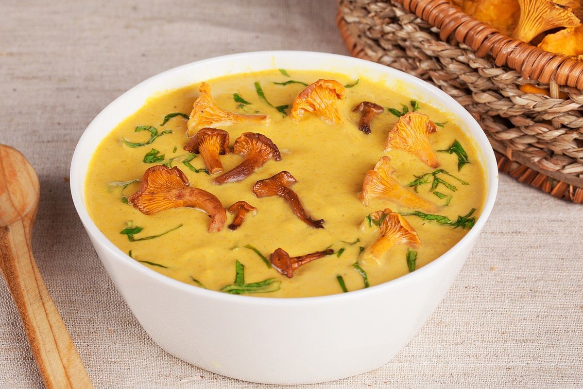 Pierwsze kurki zamieniam w zupę. Nigdy nie żałuję zacierki