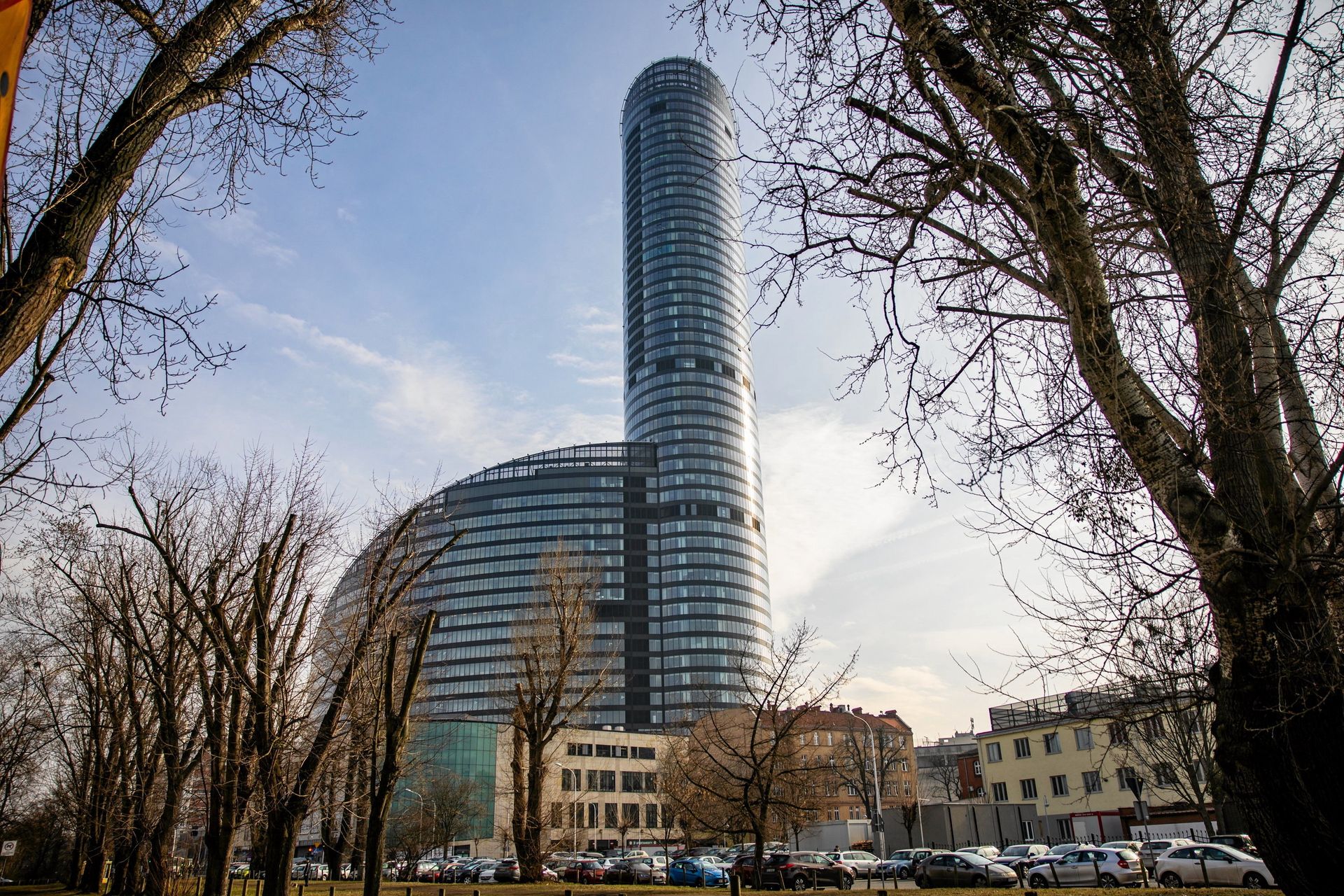 Mieszkają w luksusowym wieżowcu. "Nie da się tu funkcjonować"