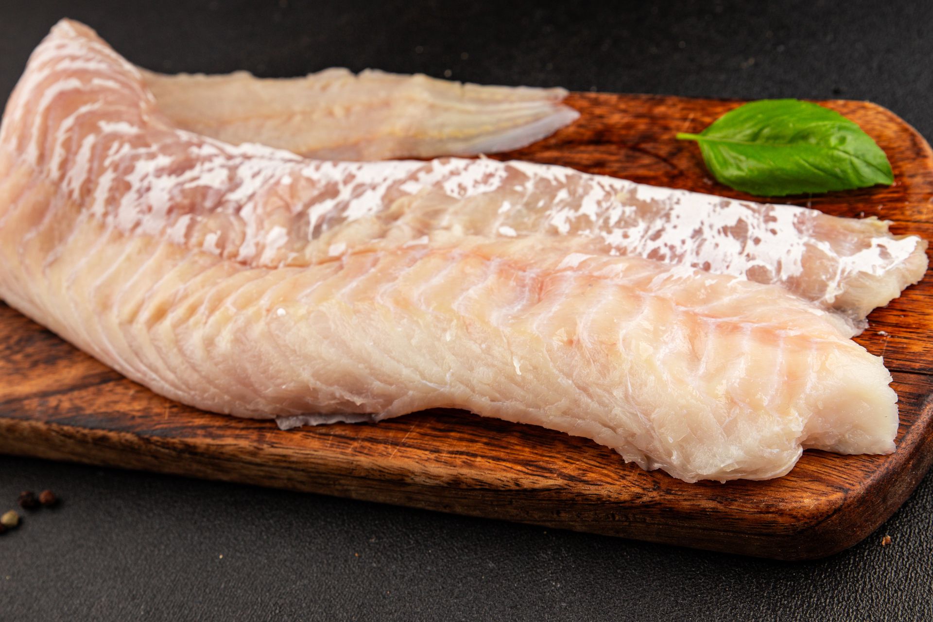 Nieznana siostra chętniej wybieranego dorsza. Ma mało ości i bardzo delikatne mięso