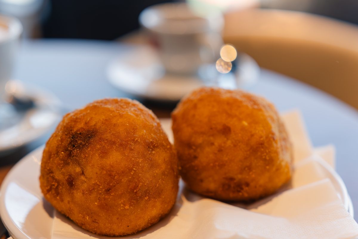 W Polsce hitem są wytrawne kulki. Na Sycylii robią na słodko z okazji dnia Świętej Łucji