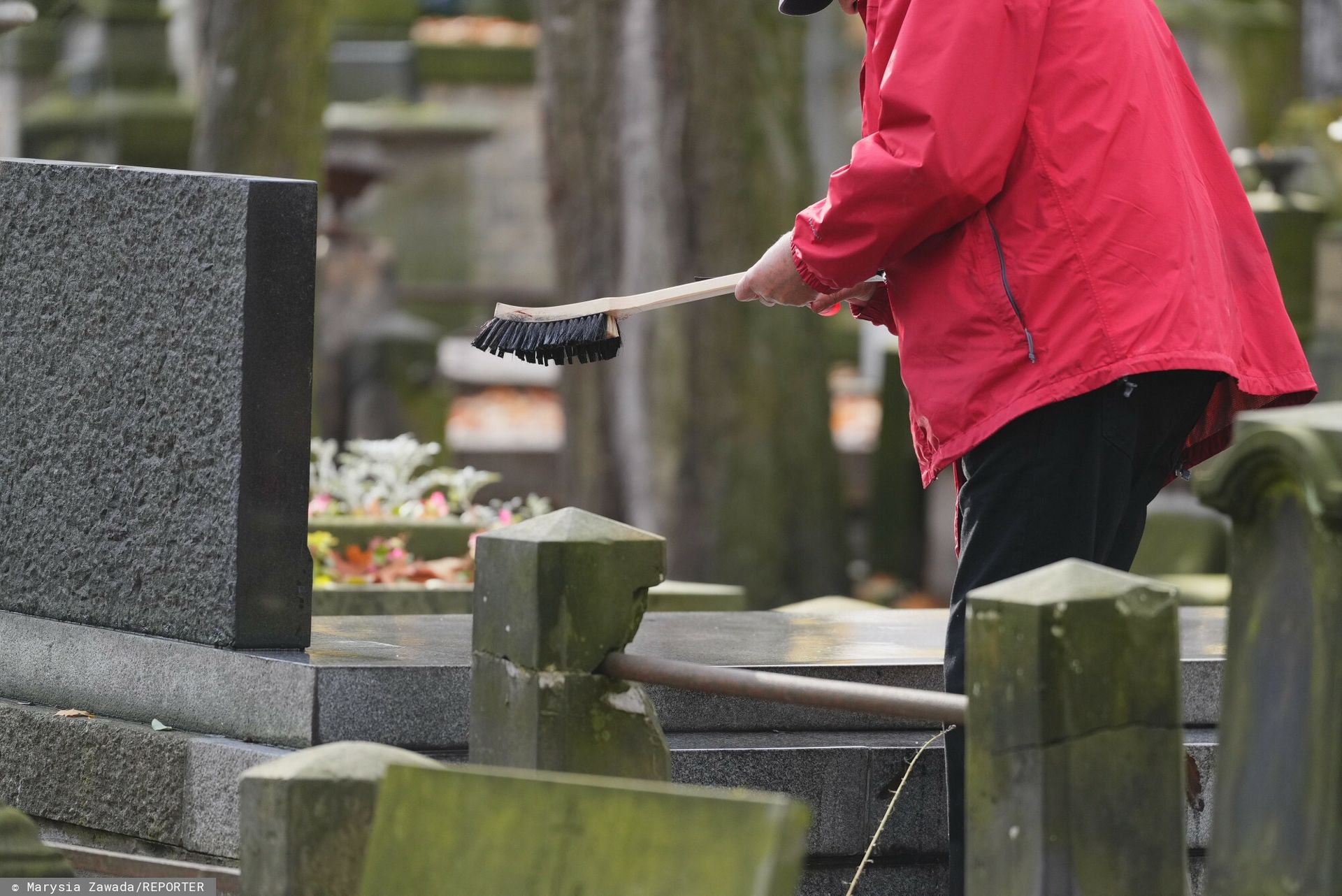 Znicze za 3 zł, ale są też za ponad 1000 zł. Ceny przed 1 listopada