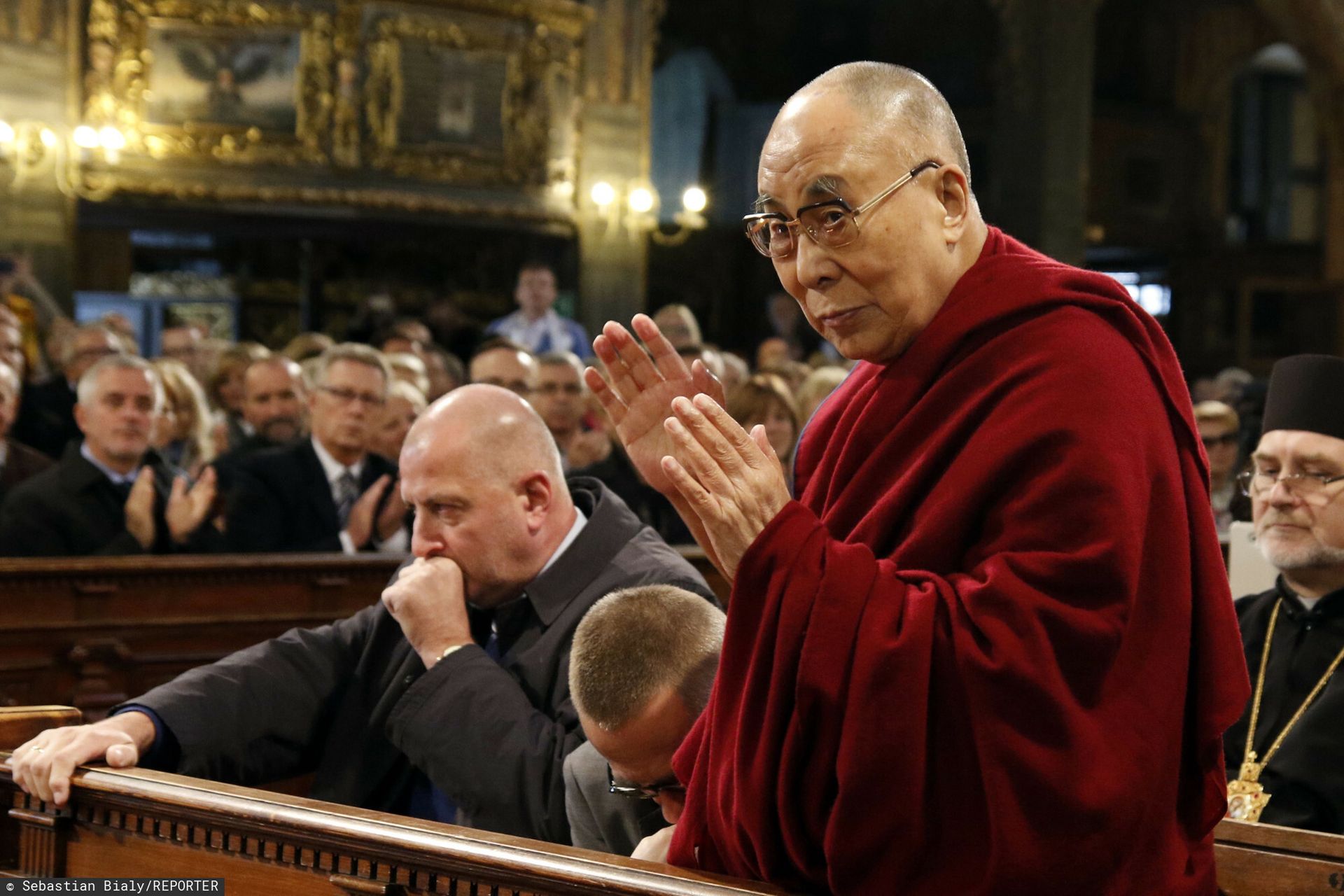 "Żył życiem prostym, ale pełnym znaczenia". Dalajlama żegna Franciszka