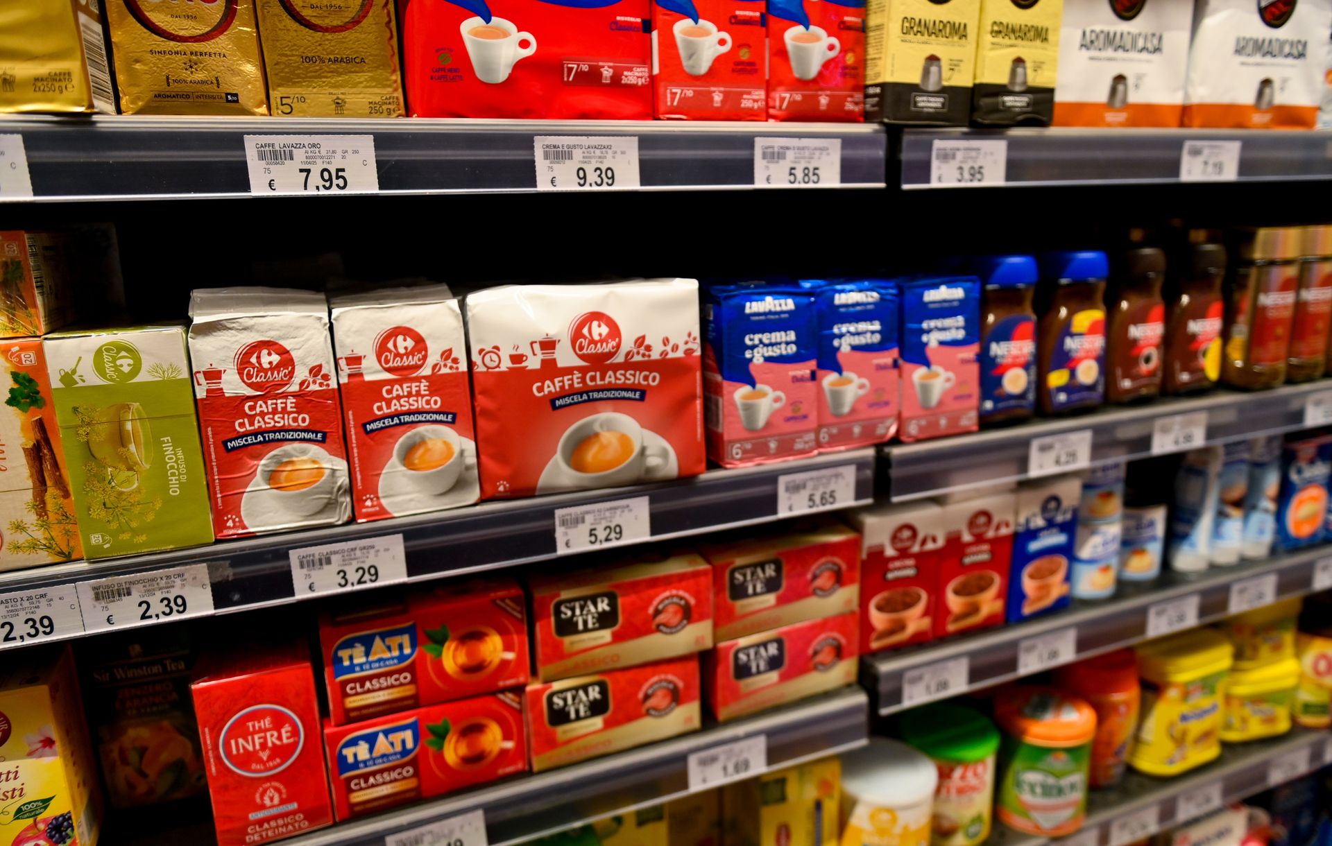 Podróbki kawy zalewają Polskę. To oszuści wsypują do opakowania