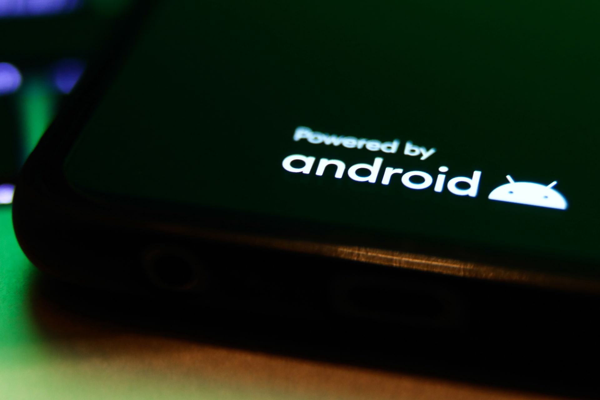 Luka w Androidzie. Złośliwa aplikacja może wykraść kody 2FA