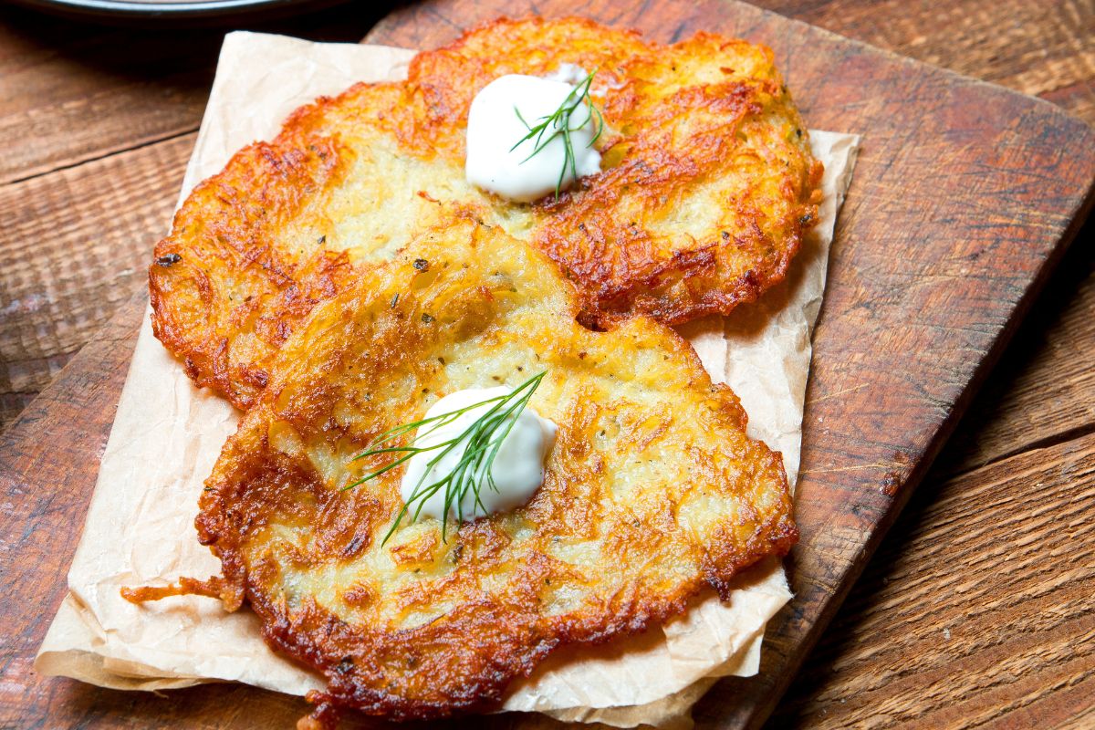 Nie musisz dodawać mąki do placków ziemniaczanych. Inny składnik decyduje o sukcesie