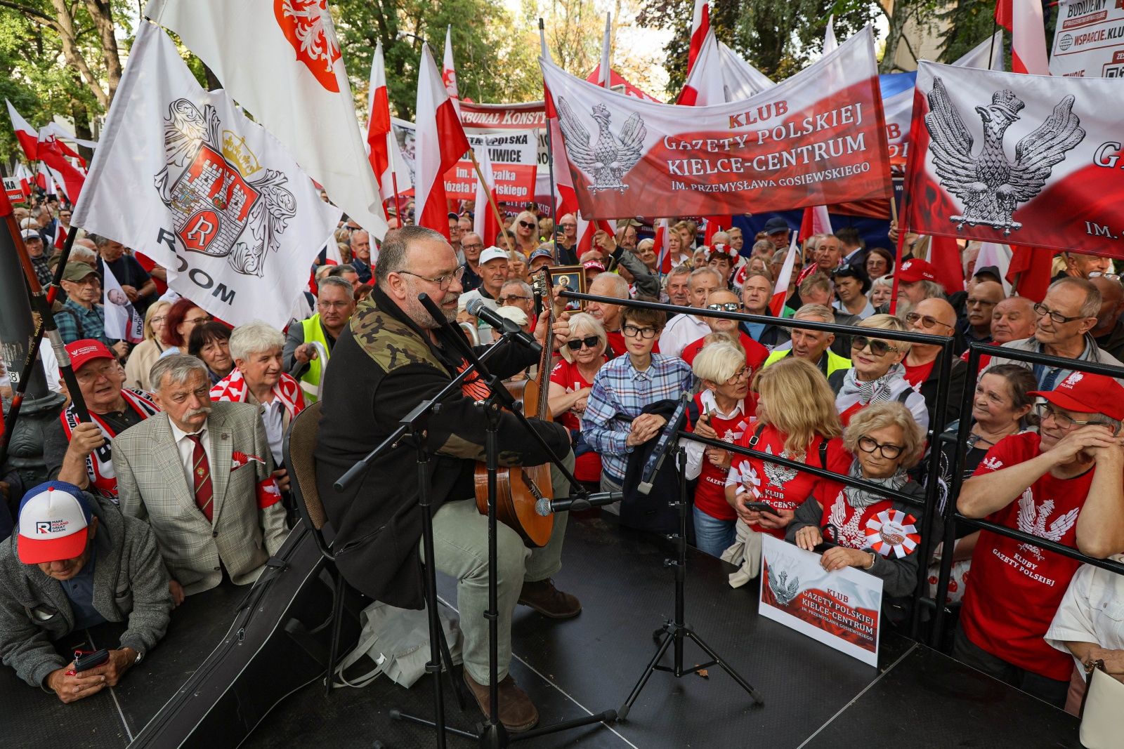 Trwa manifestacja przed Trybunałem Konstytucyjnym. Na miejscu PiS
