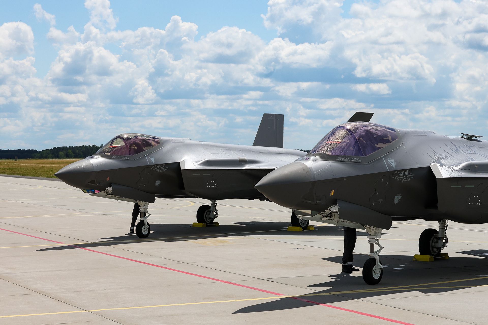 F-16, F-35 i Black Hawk nad Wisłą. Komunikat służb